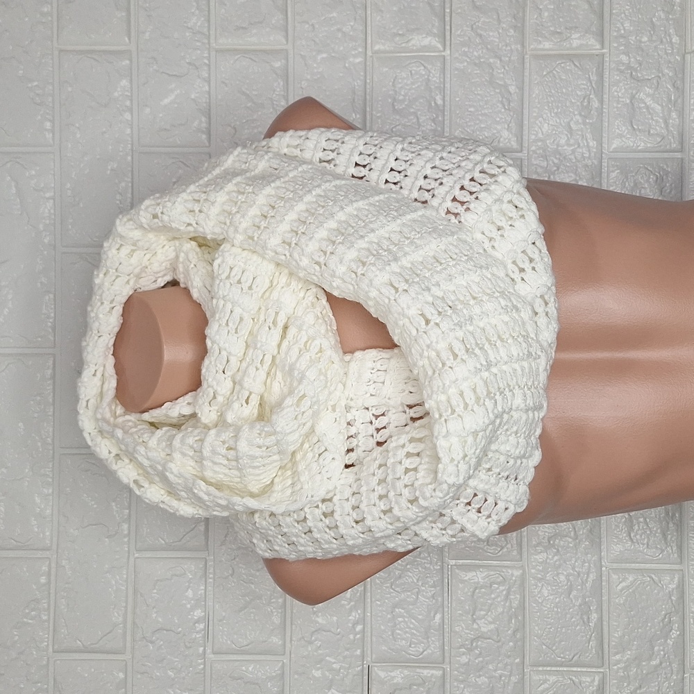 VICTORIA SECRET White Cream Knit Crochet Infinity Winter Scarf NWOT